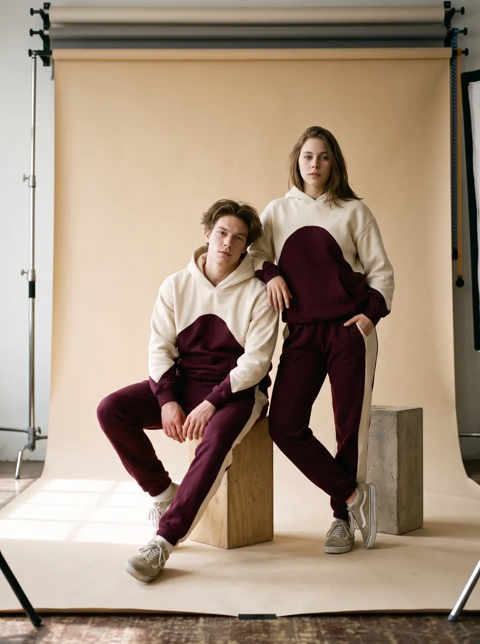 Deux personnes en hoodie Édition 01 dans un studio